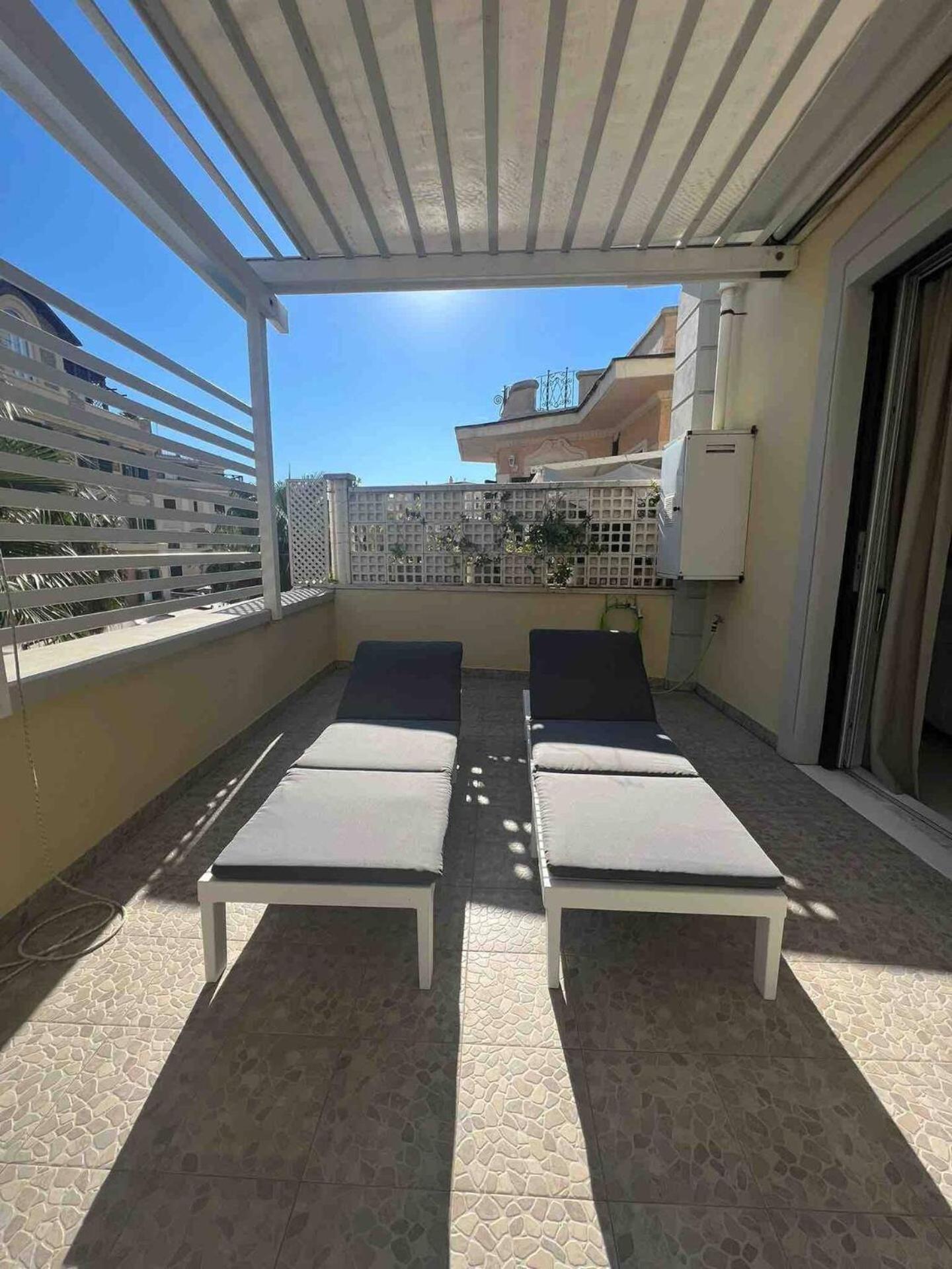Rome, Beautiful Apartment In A Vintage Building Lido di Ostia Bagian luar foto