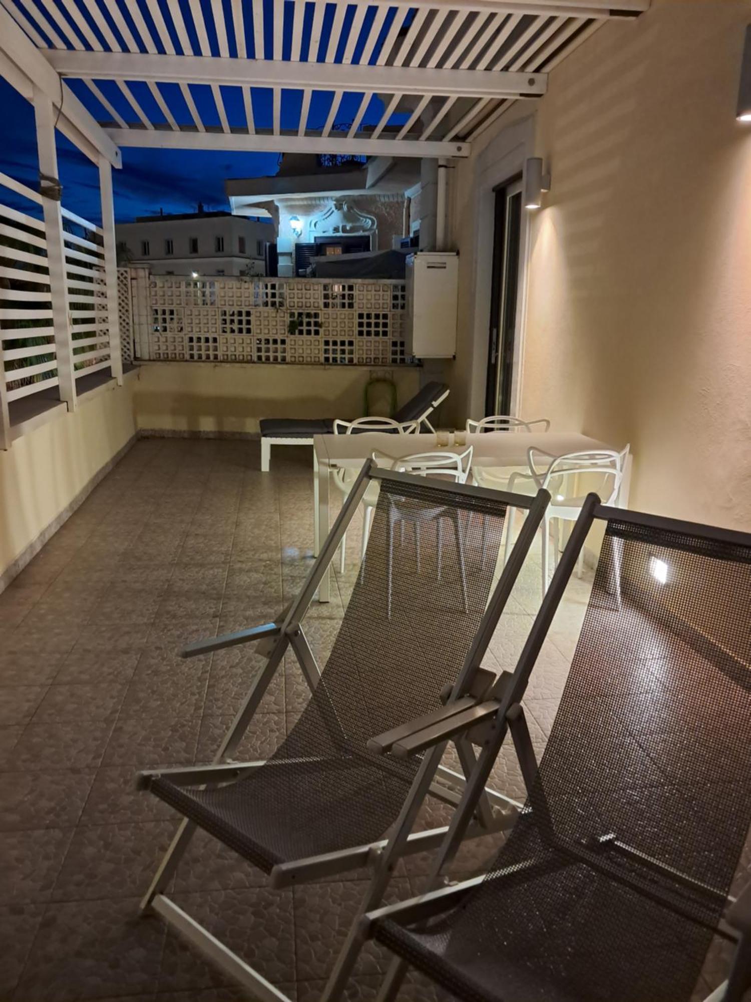 Rome, Beautiful Apartment In A Vintage Building Lido di Ostia Bagian luar foto
